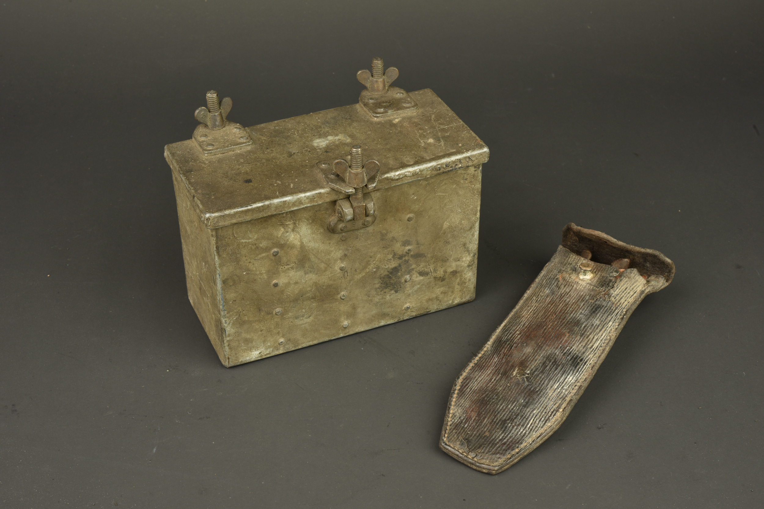 Boîte pour détonateurs anglais et pince à sertir. British detonator box and crimping pliers — photo 1