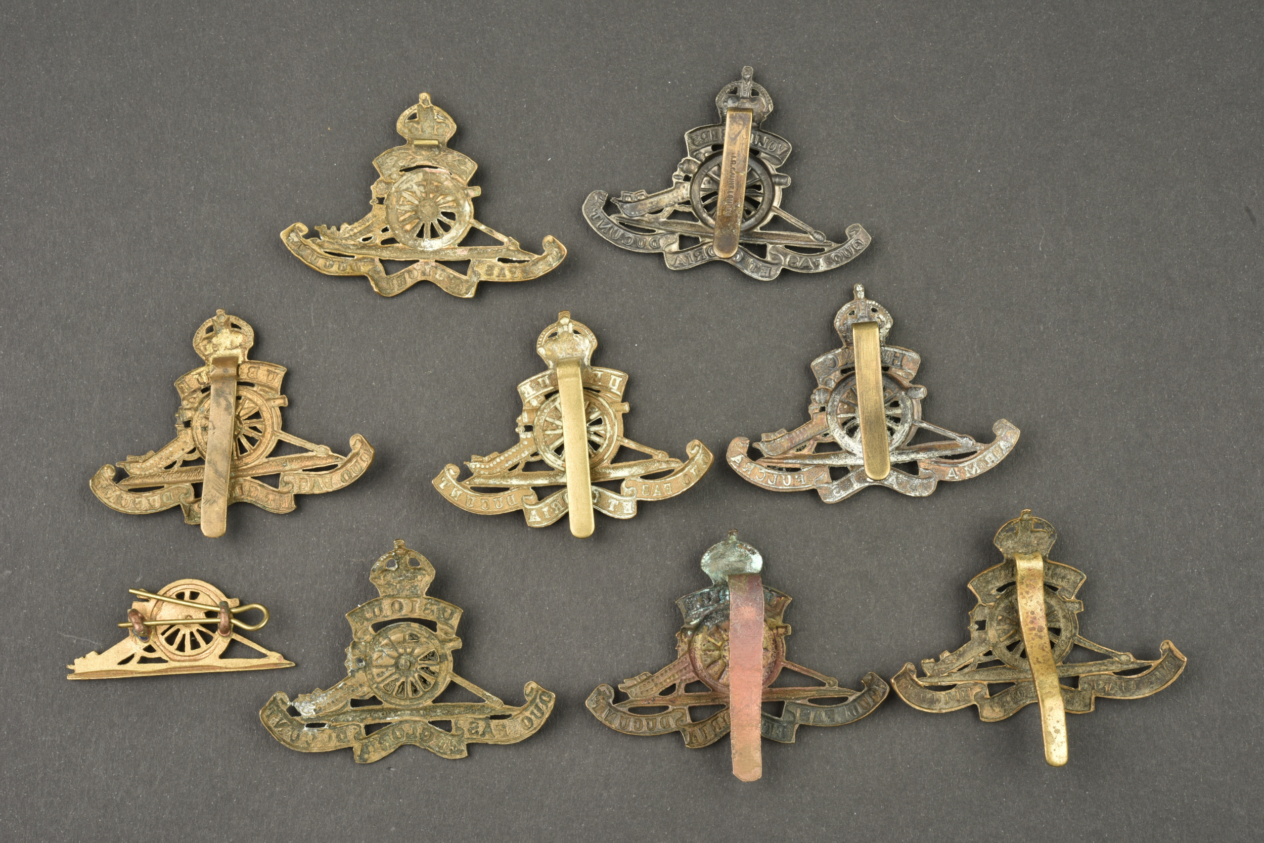 Lot de 9 insignes d'artillerie anglais. Lot of 9 British artillery badges — photo 2