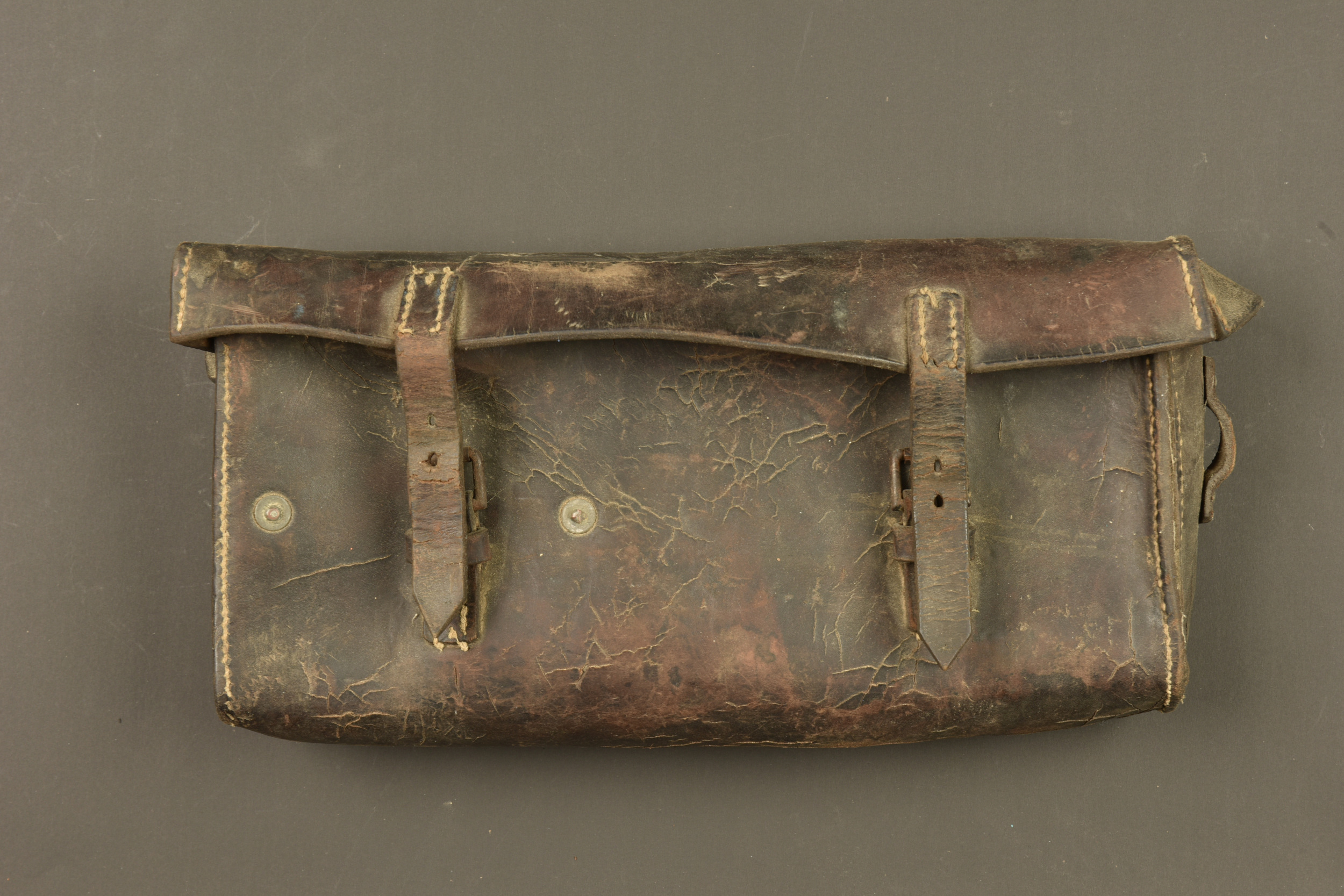 Sacoche cuir pour le trépied de secours de mitrailleuse Vickers. Leather carrying case for the spare tripod of a Vickers machine gun — photo 1