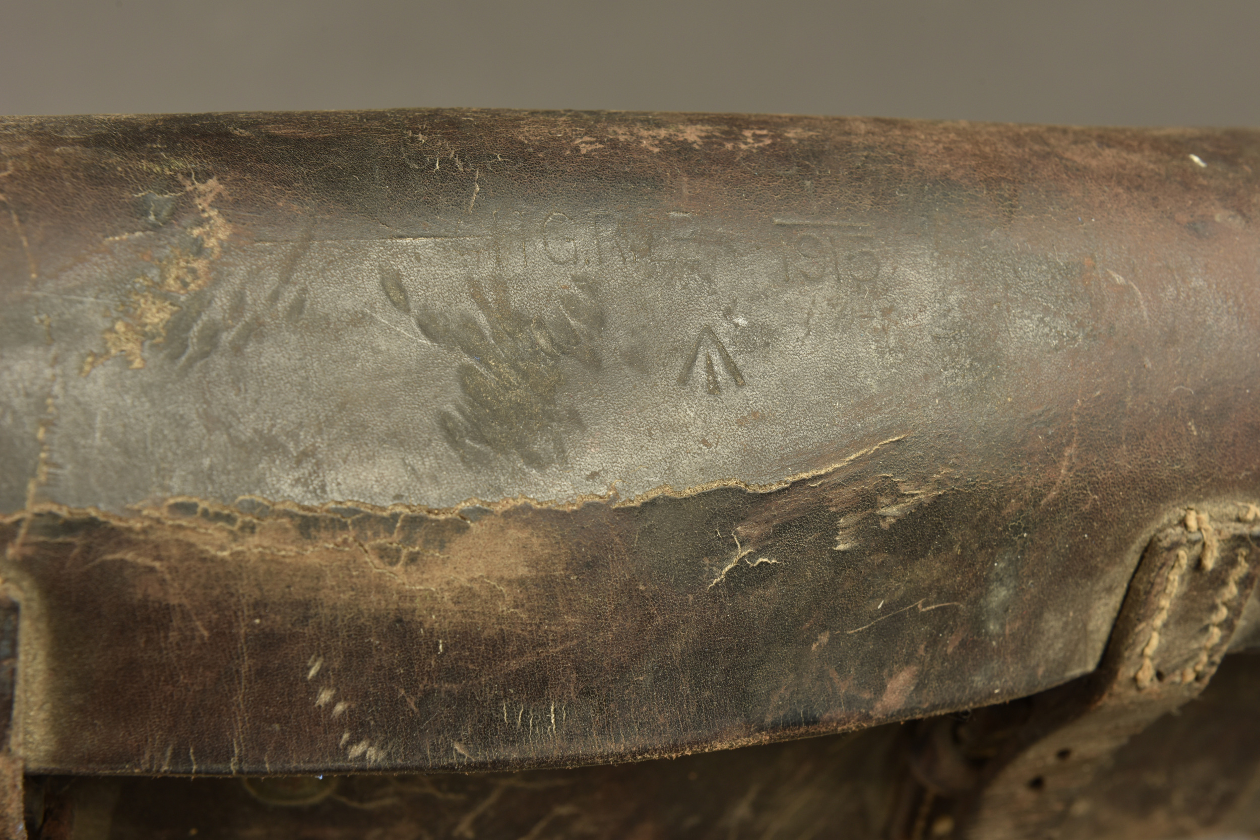 Sacoche cuir pour le trépied de secours de mitrailleuse Vickers. Leather carrying case for the spare tripod of a Vickers machine gun — photo 2