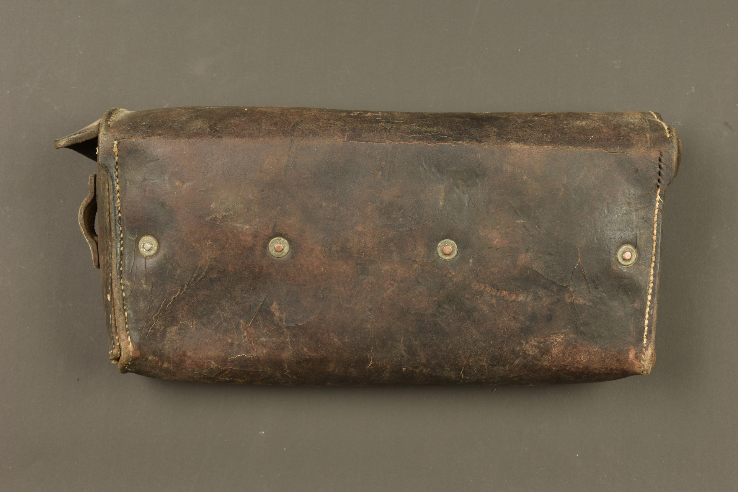 Sacoche cuir pour le trépied de secours de mitrailleuse Vickers. Leather carrying case for the spare tripod of a Vickers machine gun — photo 3