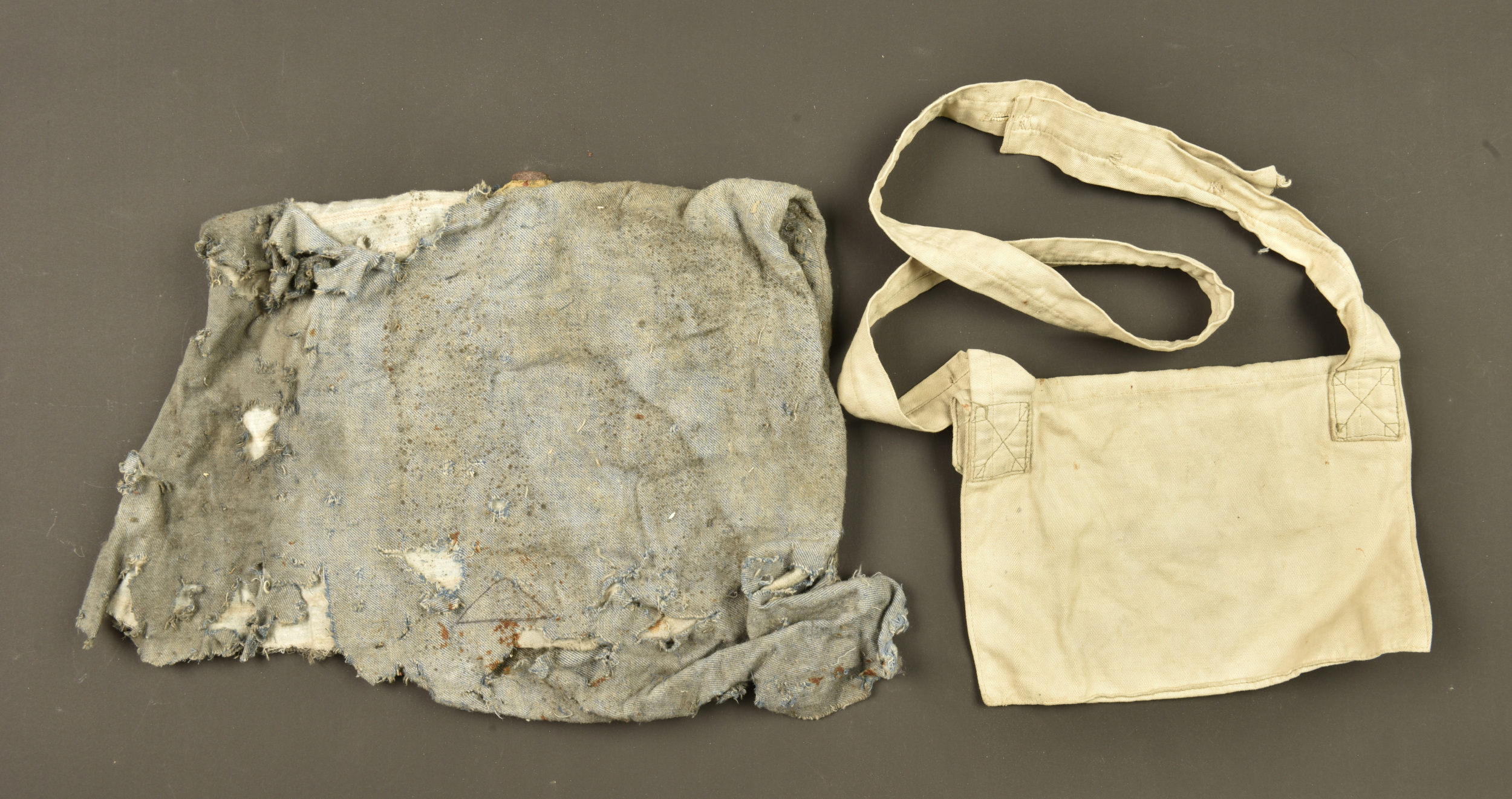 Cagoule anti gaz anglaise PH avec sa sacoche. British PH anti-gas hood with its haversack — photo 2