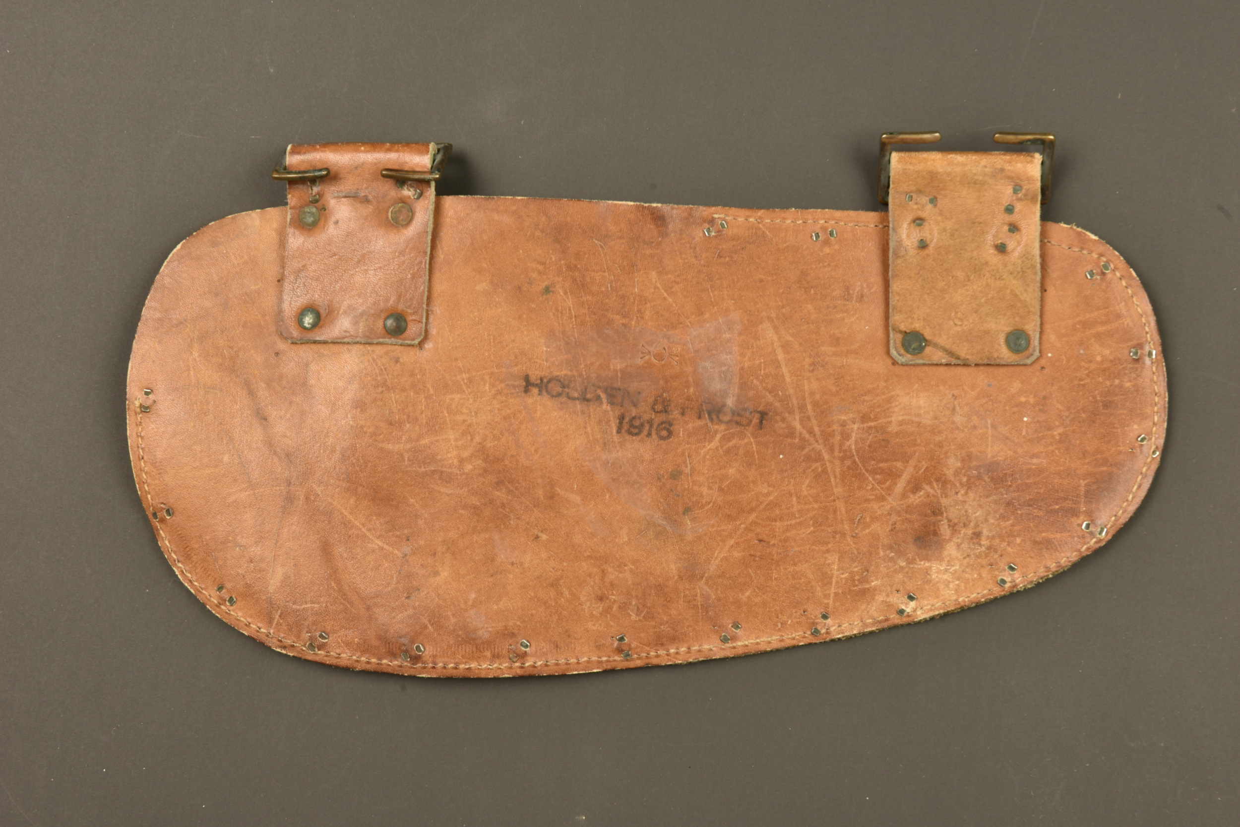 Banane porte outil individuel australien en cuir. Australian leather waist pouch for entrenching tool — photo 1