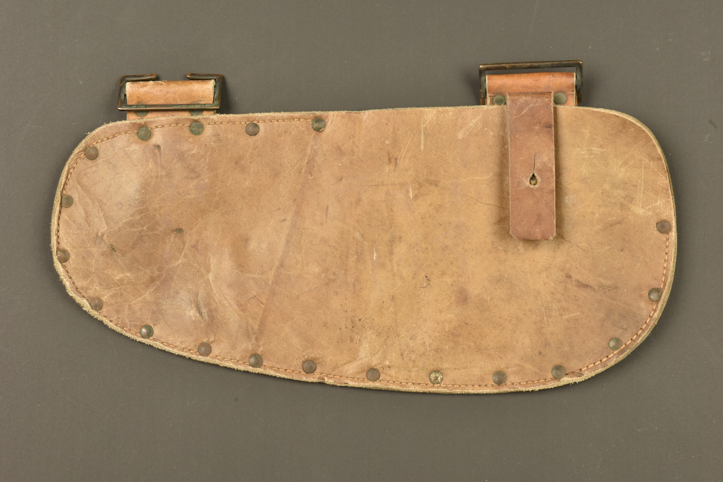 Banane porte outil individuel australien en cuir. Australian leather waist pouch for entrenching tool — photo 2