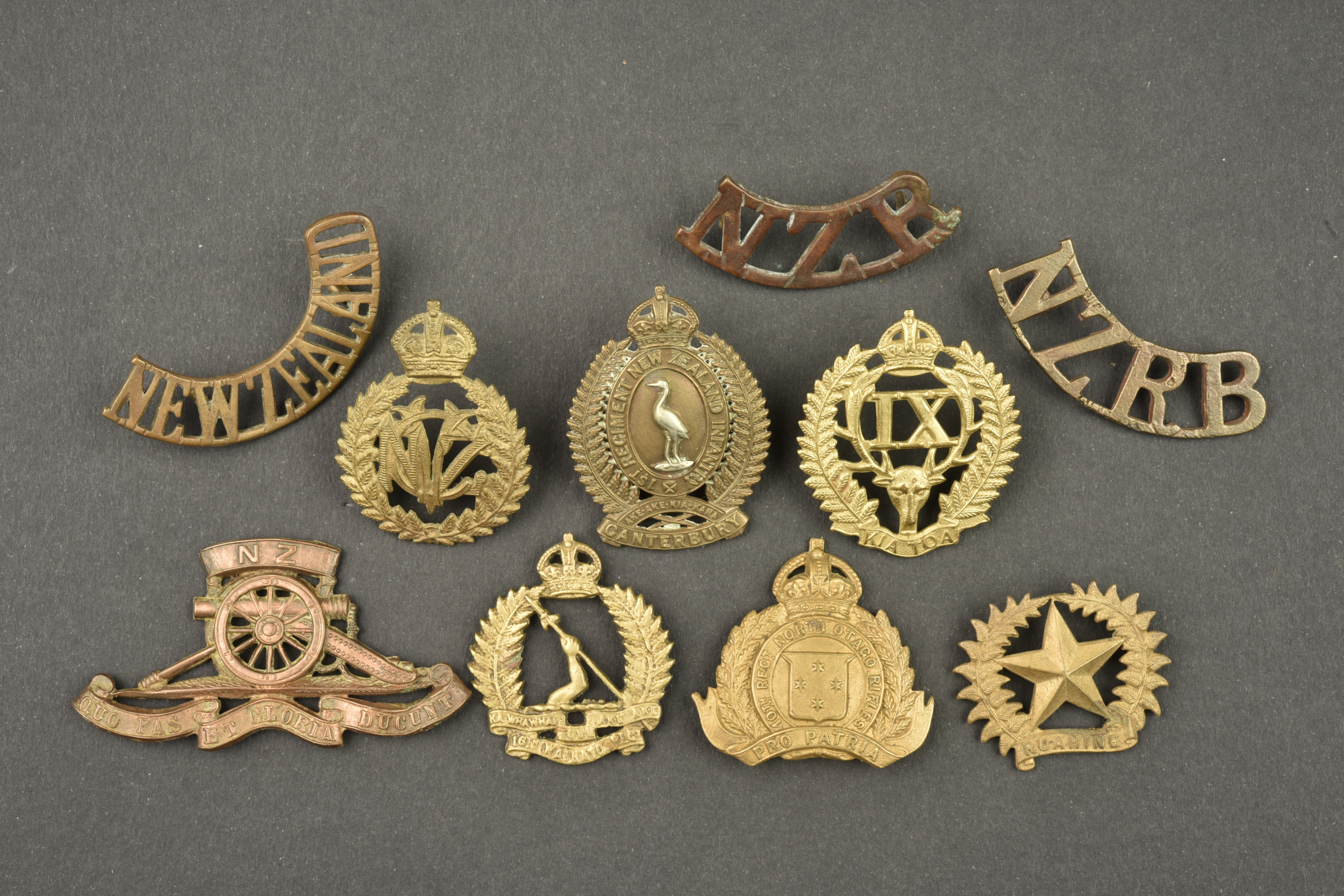 Lot de 10 badges New Zealand. Lot of 10 New Zealand badges — photo 1