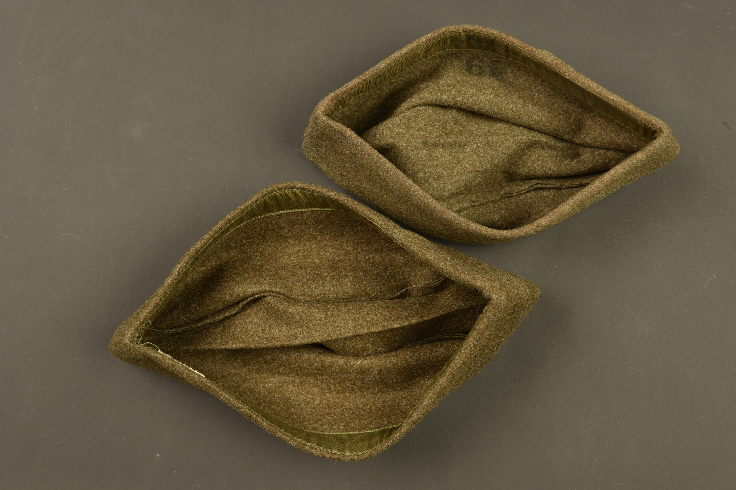 Culotte US en toile, bonnets de police et chevrons. US canvas breeches, overseas caps and chevrons — photo 4