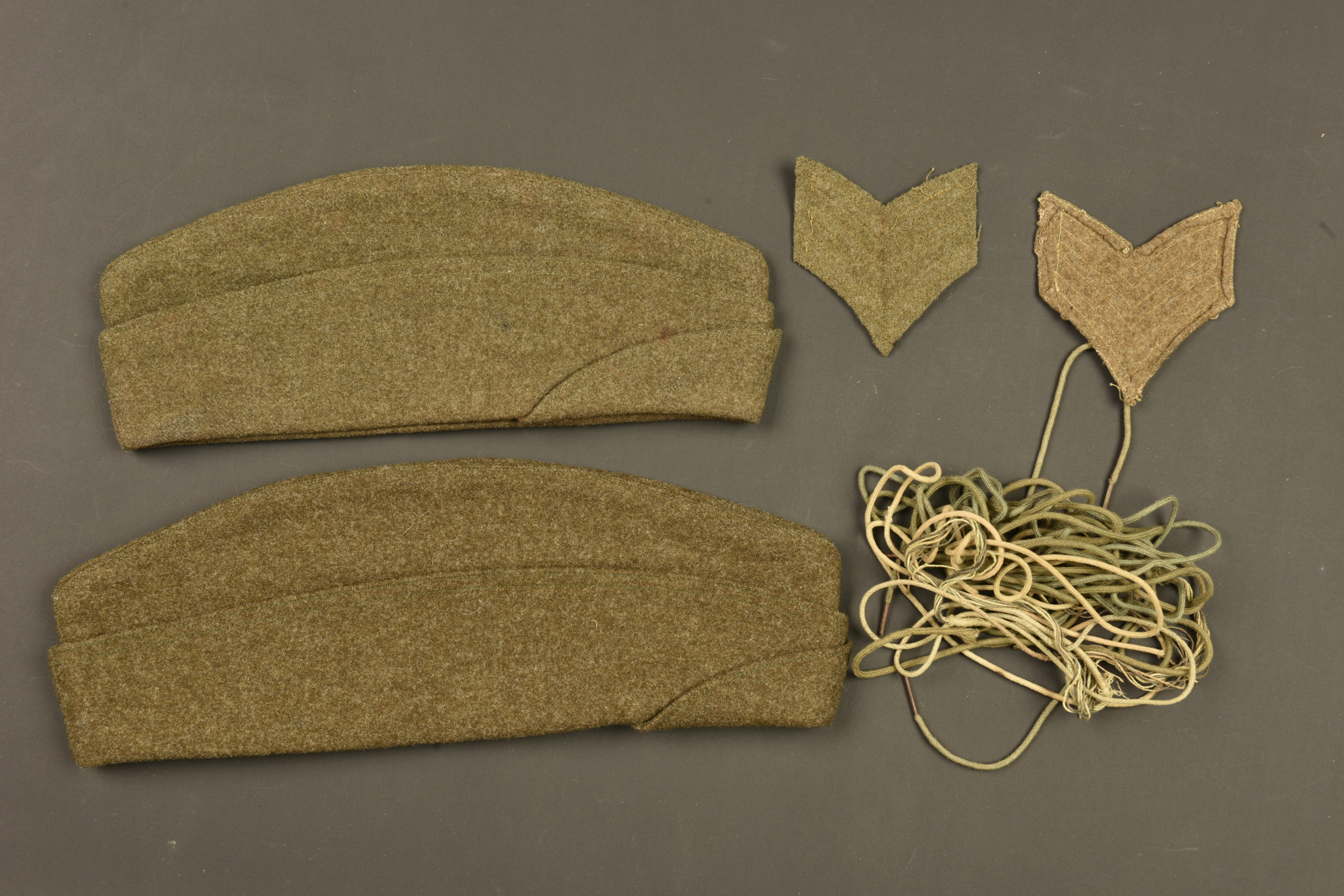 Culotte US en toile, bonnets de police et chevrons. US canvas breeches, overseas caps and chevrons — photo 5