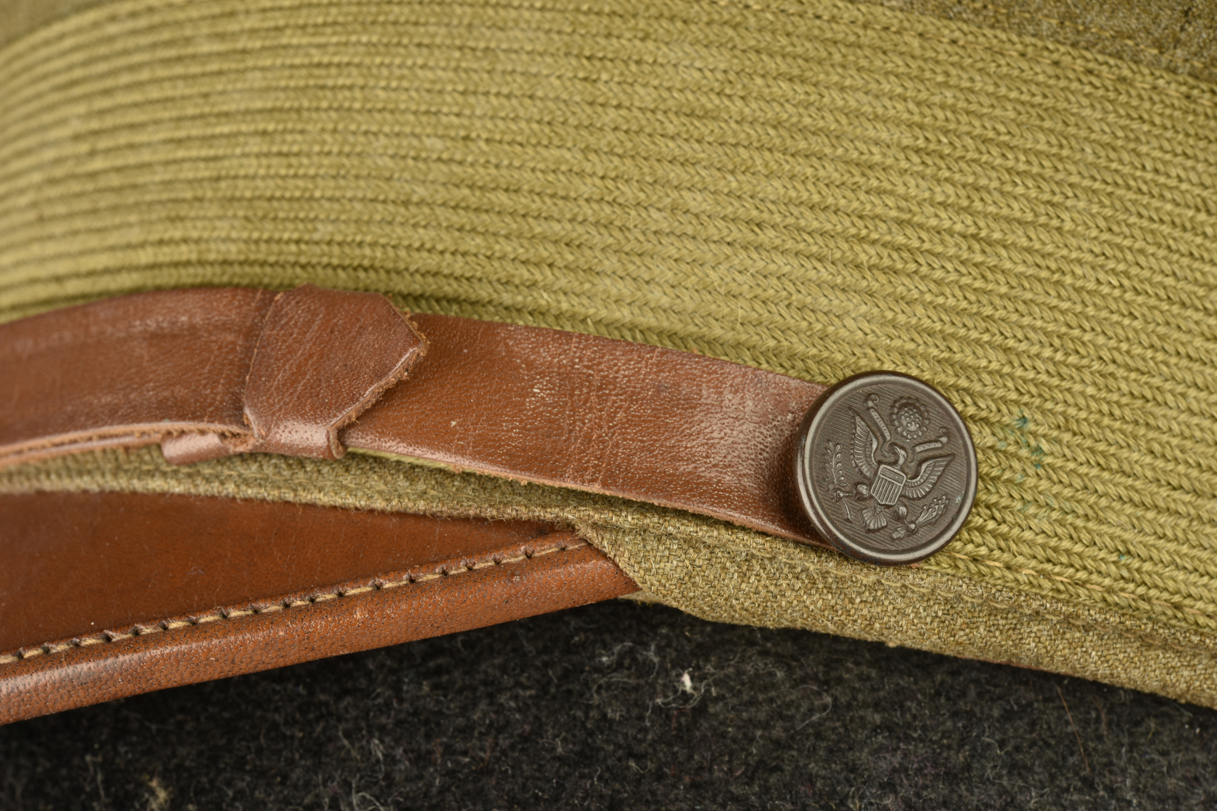 Casquette d'officier américain et paire de jumelles. American officer’s visor cap and pair of binoculars — photo 10