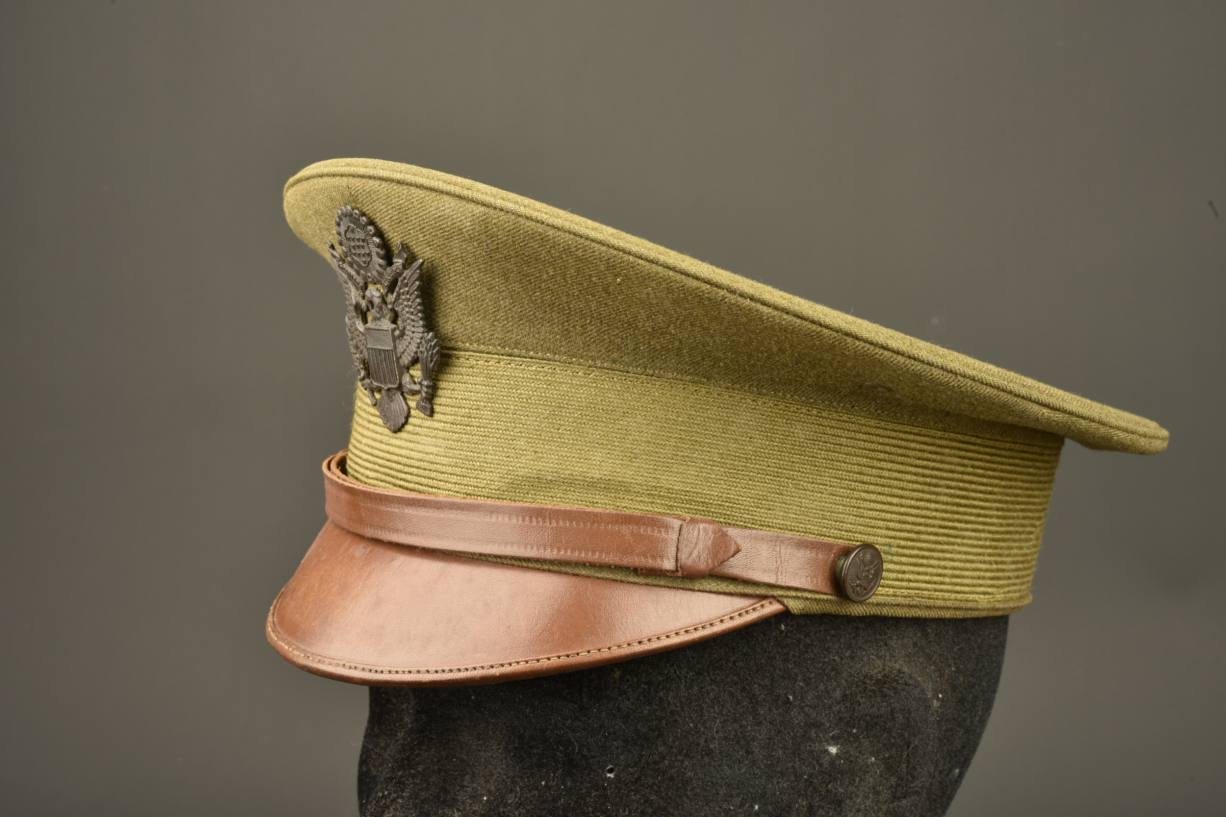Casquette d'officier américain et paire de jumelles. American officer’s visor cap and pair of binoculars — photo 13