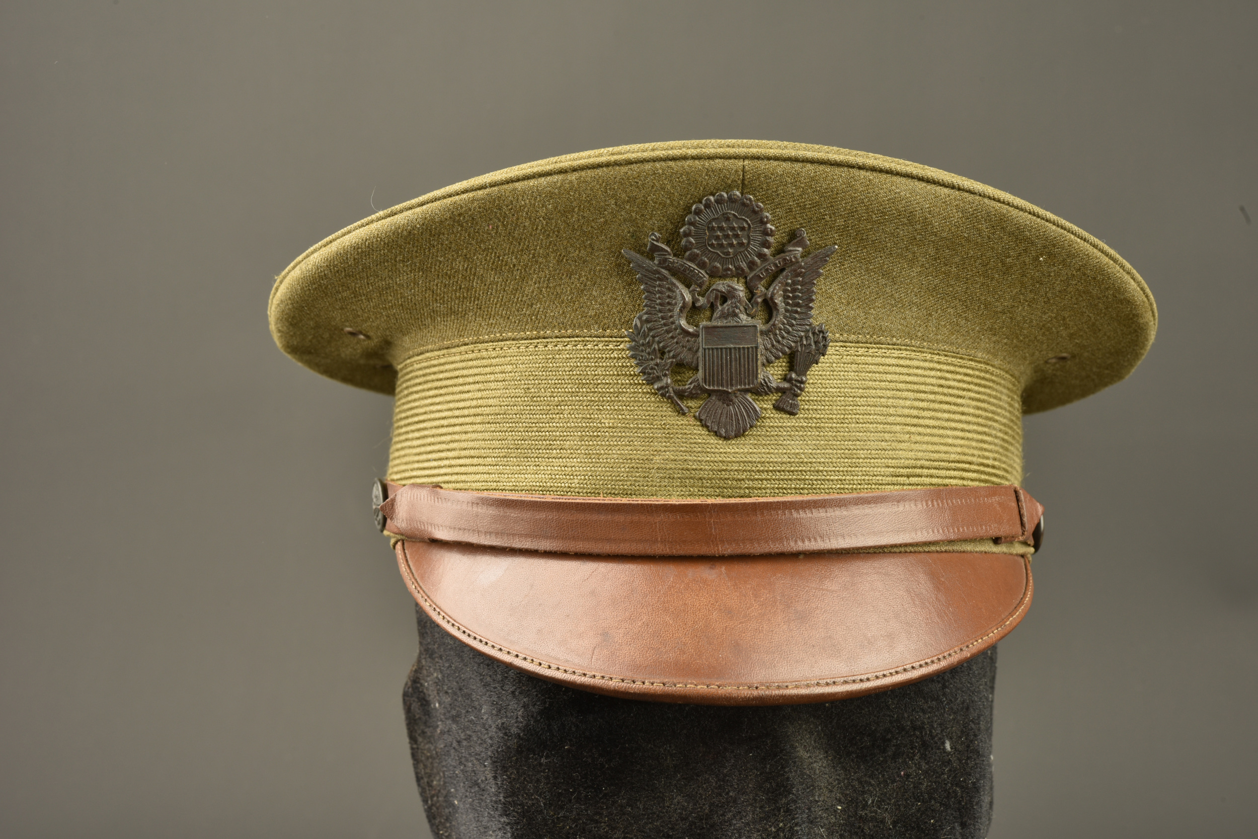 Casquette d'officier américain et paire de jumelles. American officer’s visor cap and pair of binoculars — photo 15