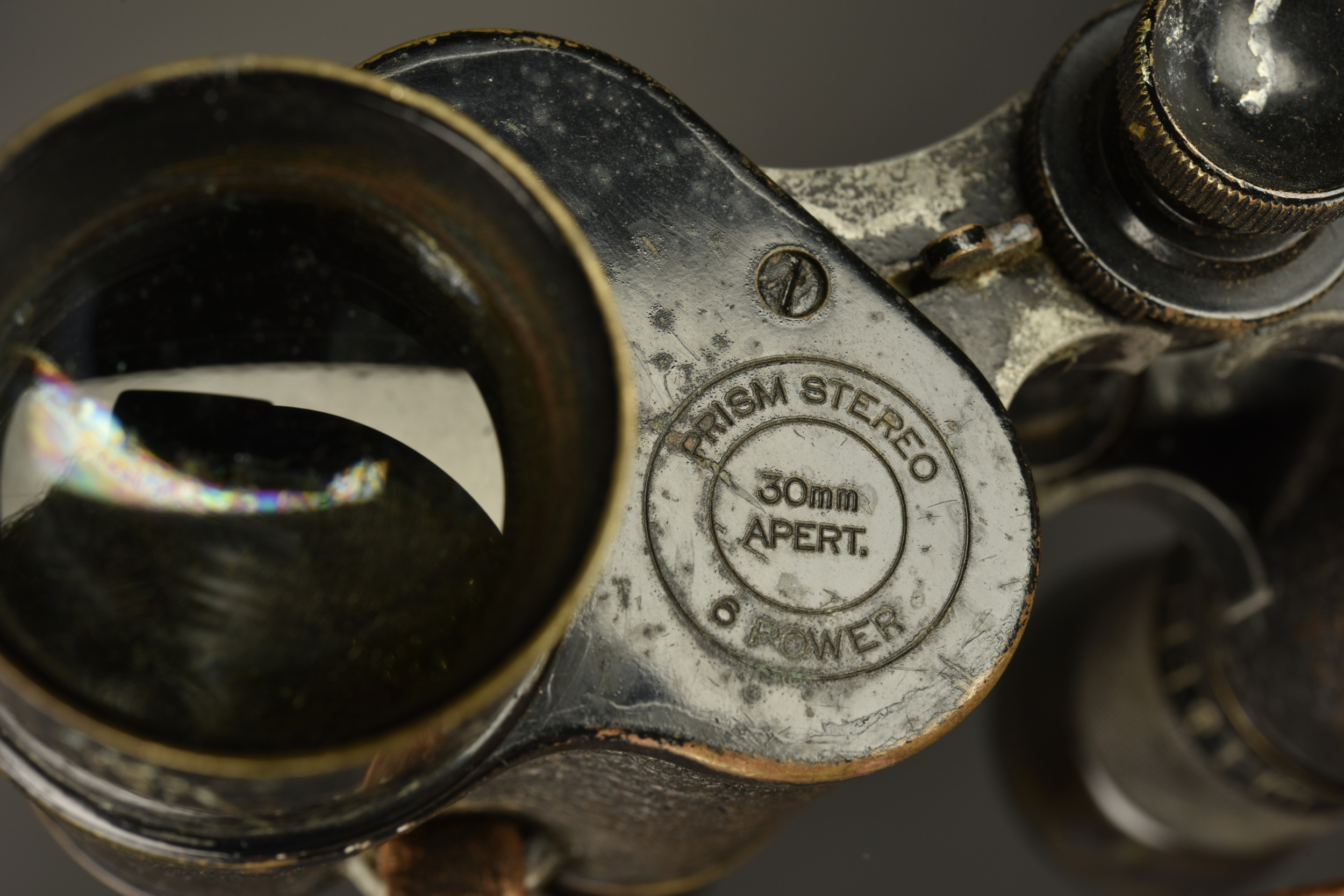 Casquette d'officier américain et paire de jumelles. American officer’s visor cap and pair of binoculars — photo 2