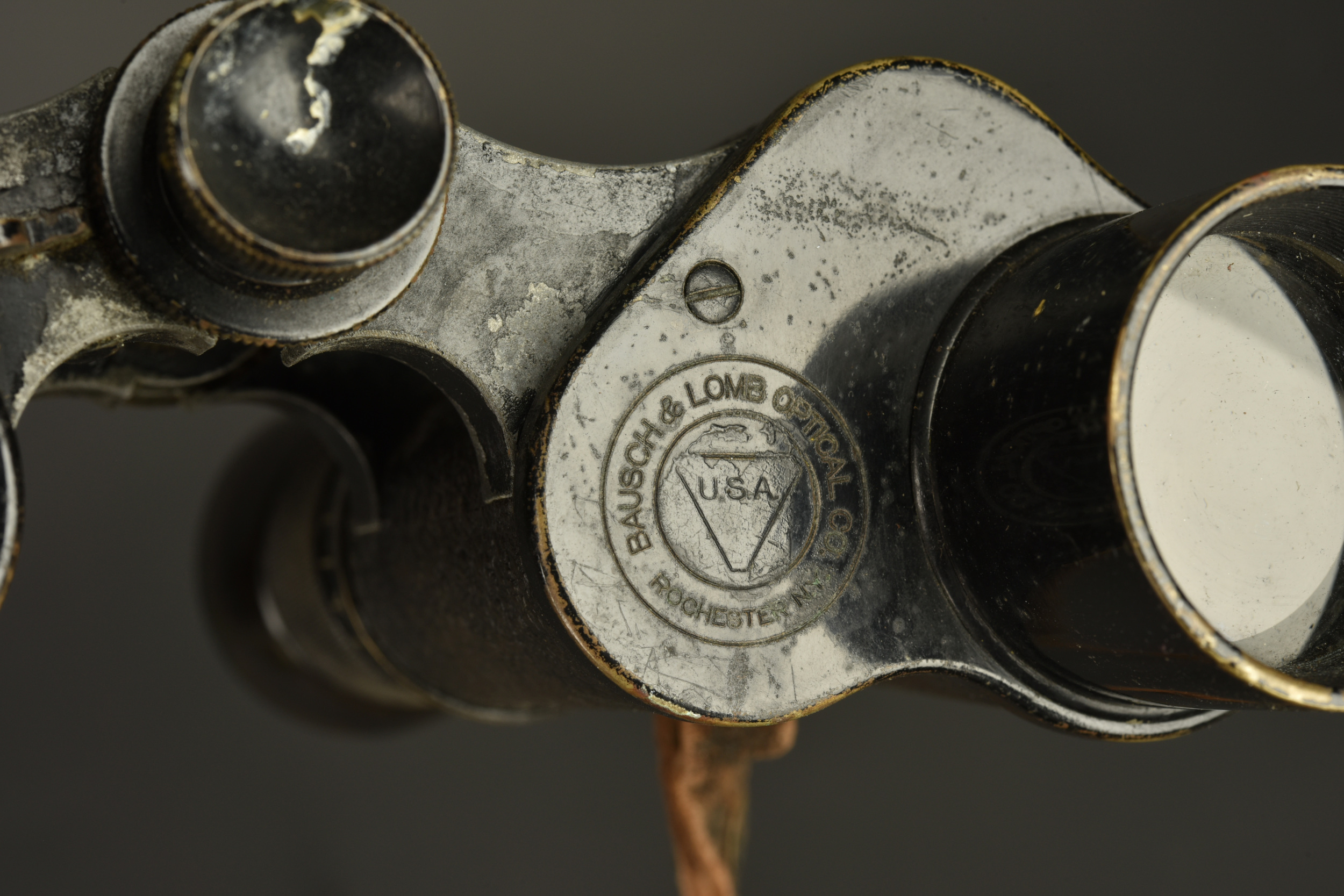 Casquette d'officier américain et paire de jumelles. American officer’s visor cap and pair of binoculars — photo 3