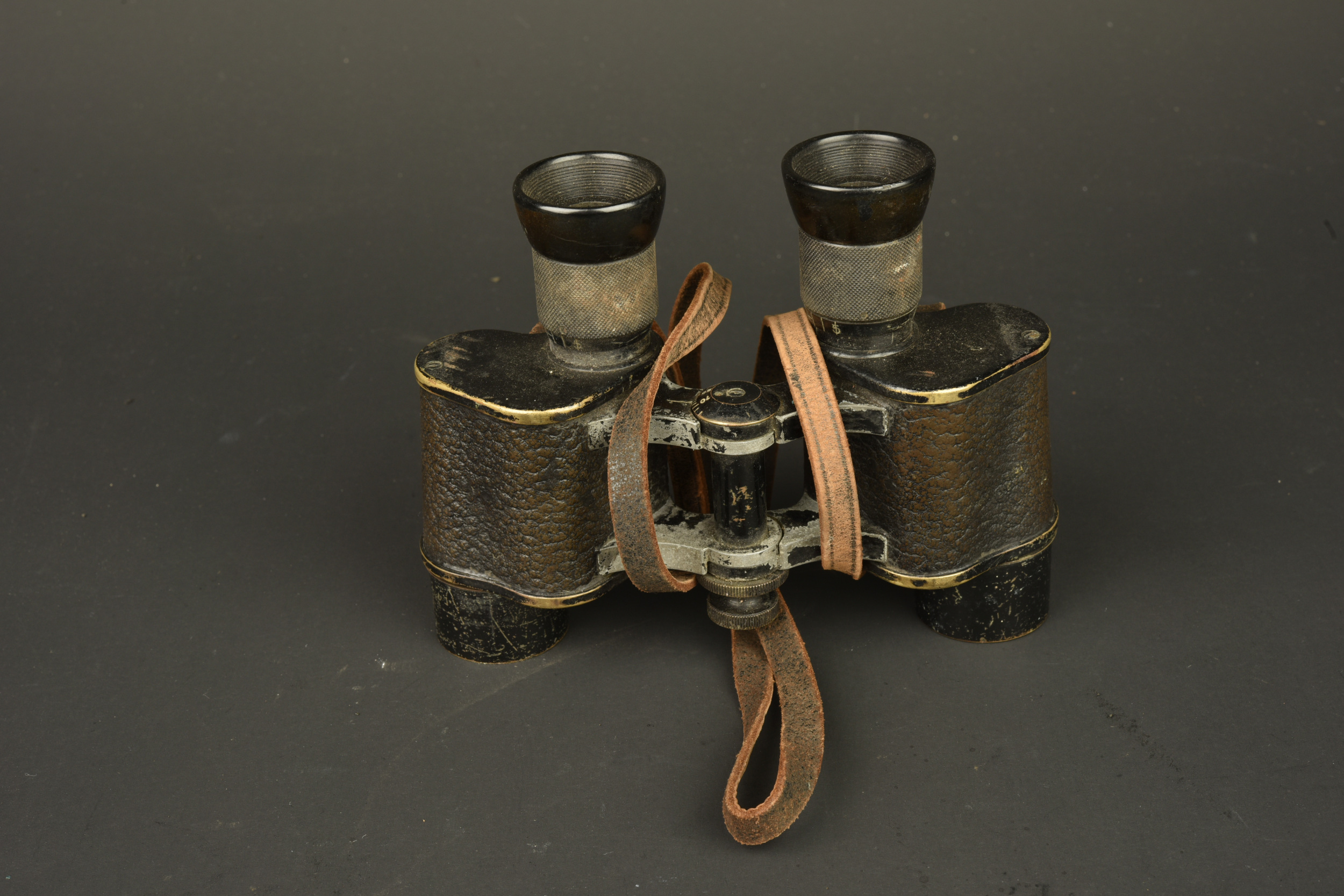Casquette d'officier américain et paire de jumelles. American officer’s visor cap and pair of binoculars — photo 5