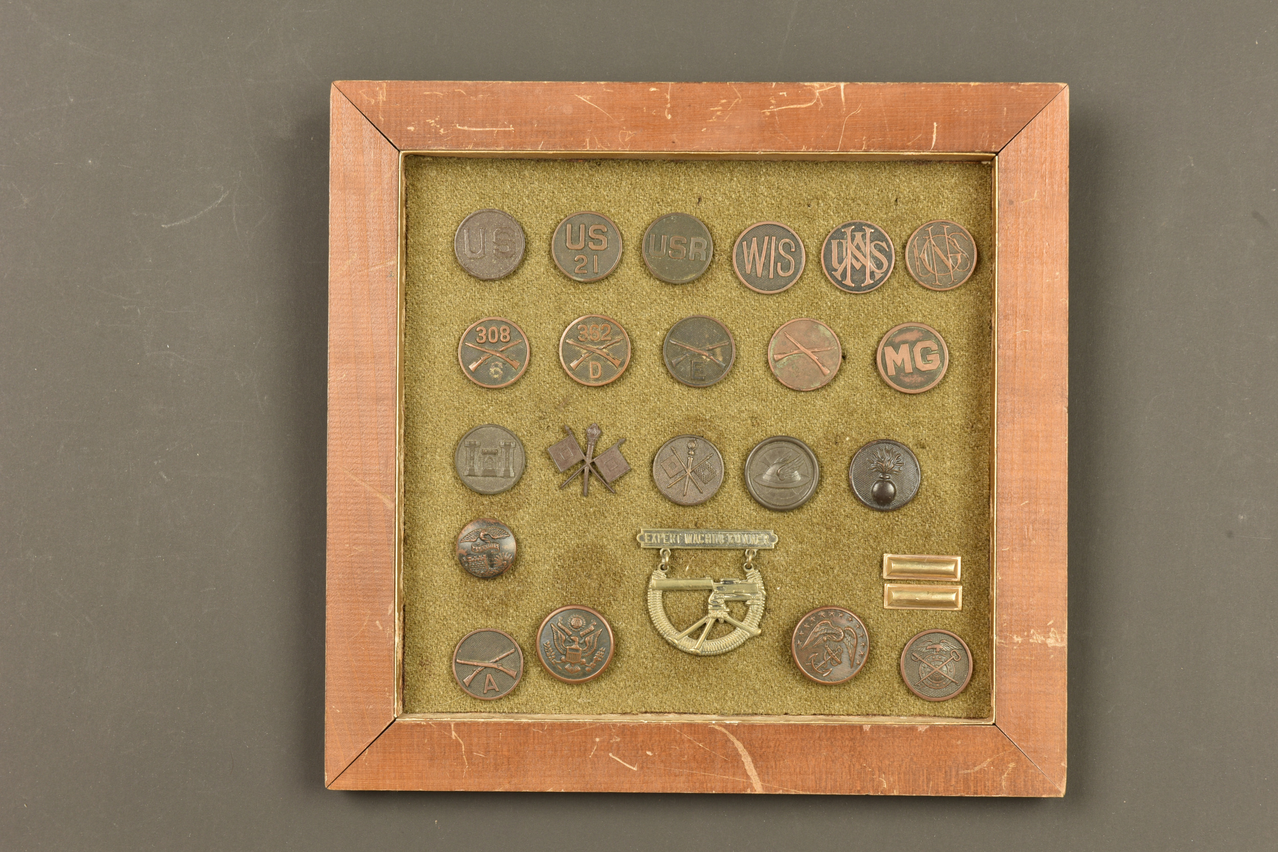 Cadre avec disques de col et insignes américains. Frame with American collar discs and insignia — photo 1