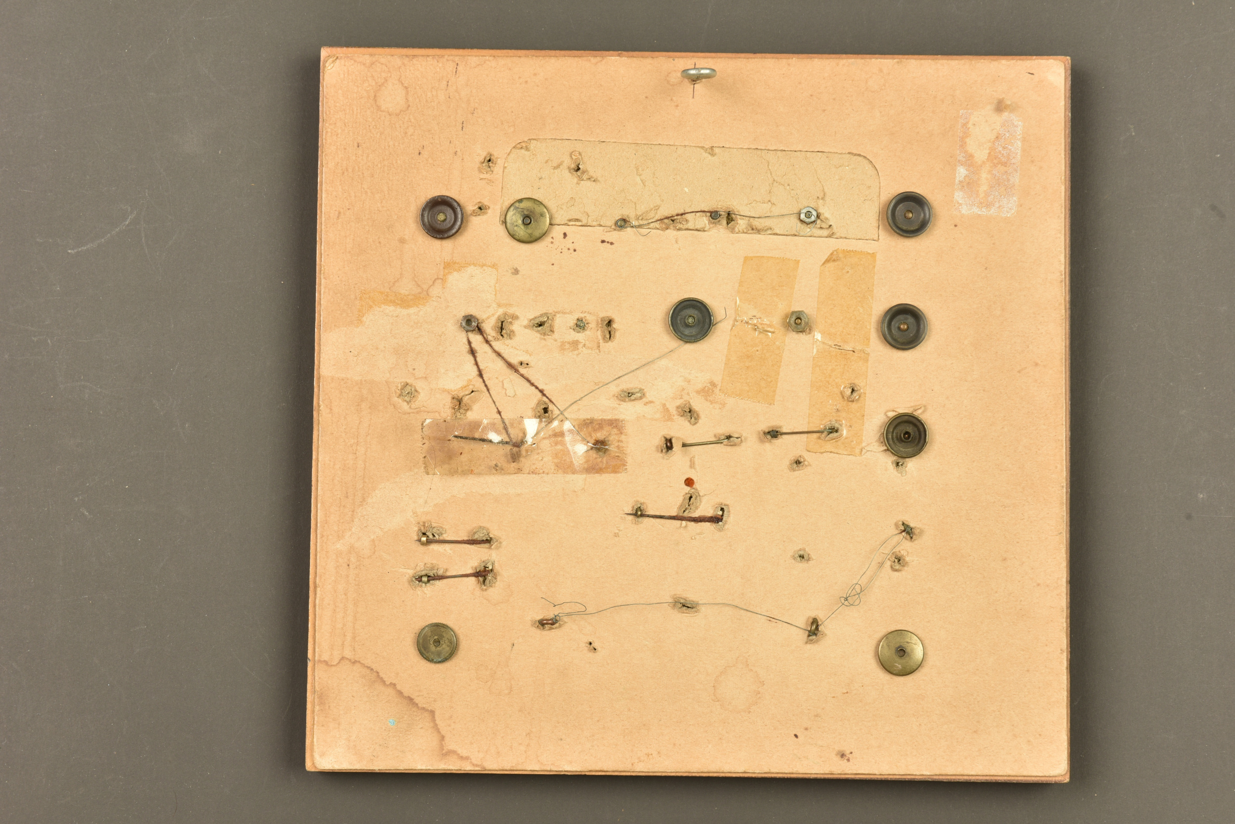 Cadre avec disques de col et insignes américains. Frame with American collar discs and insignia — photo 2