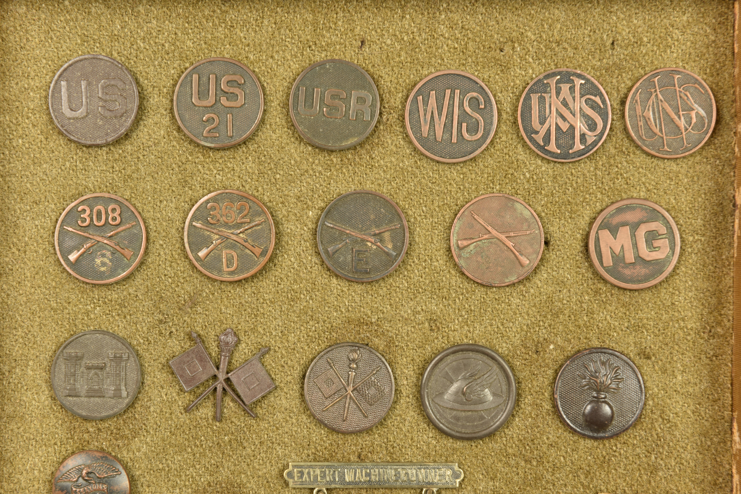 Cadre avec disques de col et insignes américains. Frame with American collar discs and insignia — photo 4
