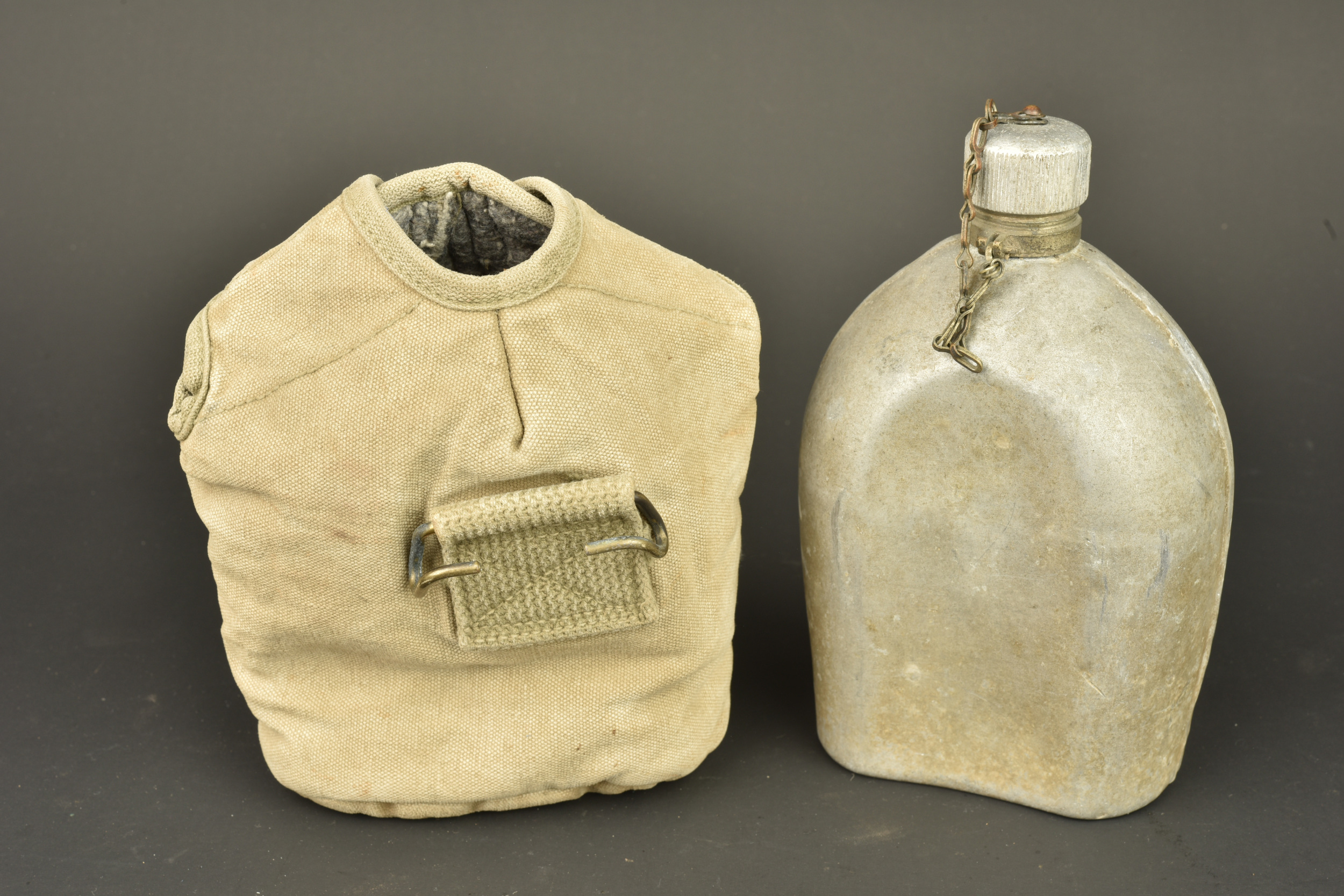 Ensemble de bidons et gamelle US. Group of US canteens and mess tin — photo 2