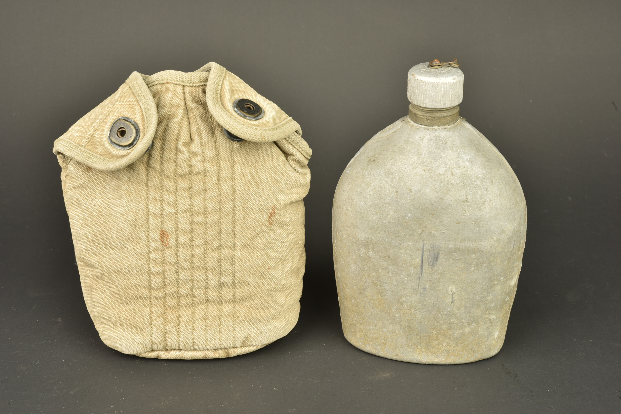 Ensemble de bidons et gamelle US. Group of US canteens and mess tin — photo 3