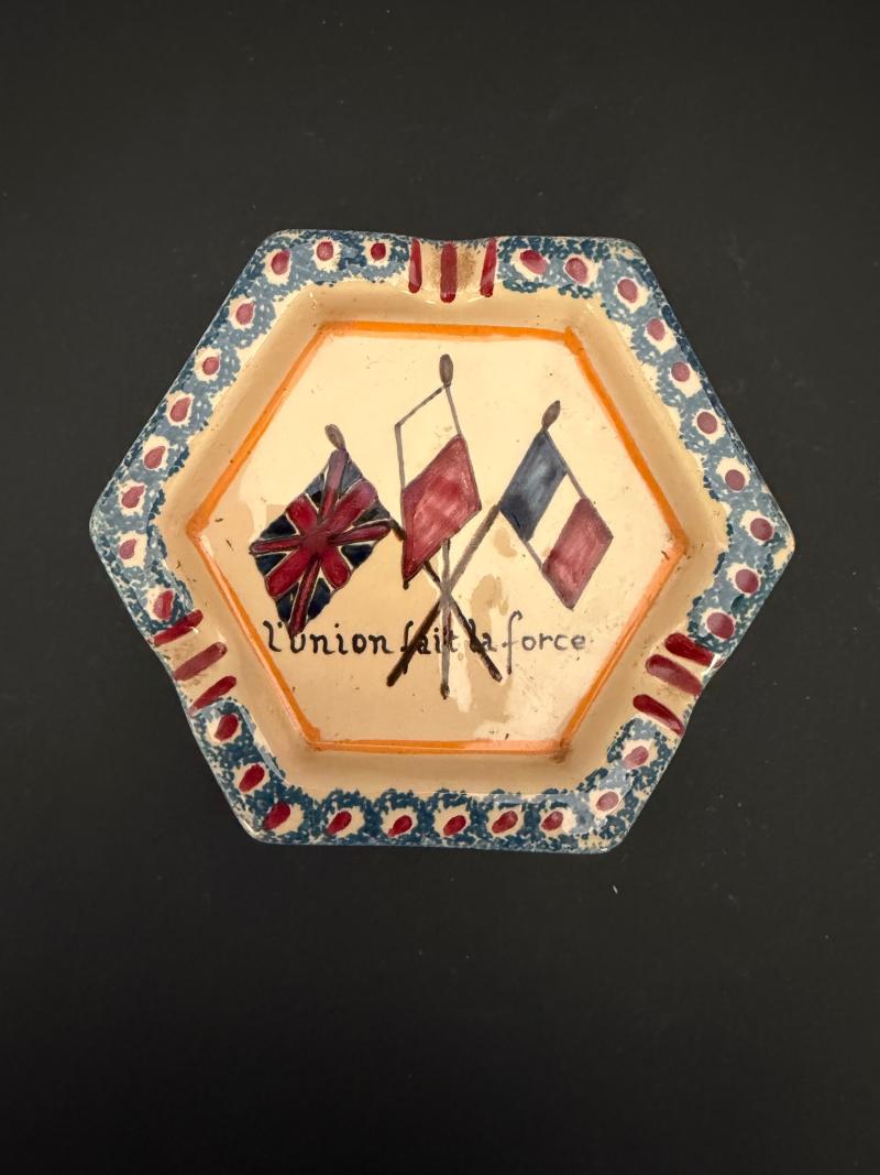 Cendrier amitiés Franco Britannique. Franco-British friendship ashtray.