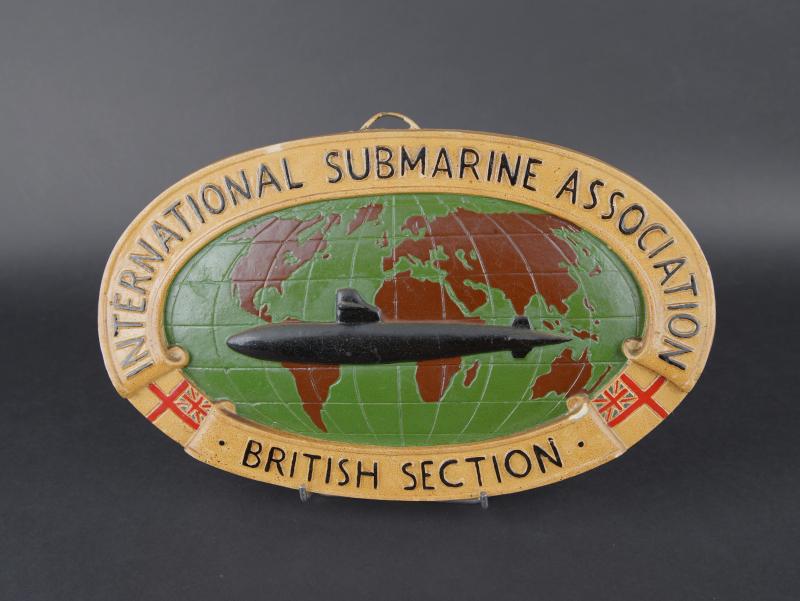 Plaque vernissé sous-marin britannique. Varnished British submarine plaque.