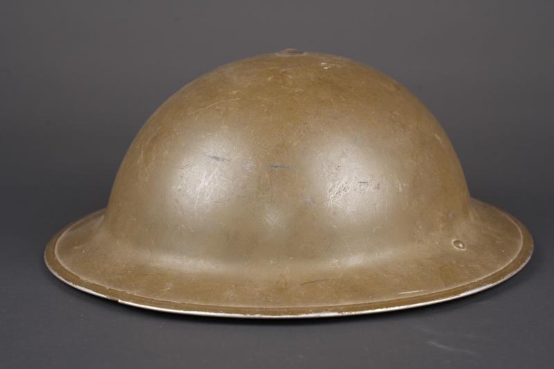 Casque canadien. Canadian helmet.