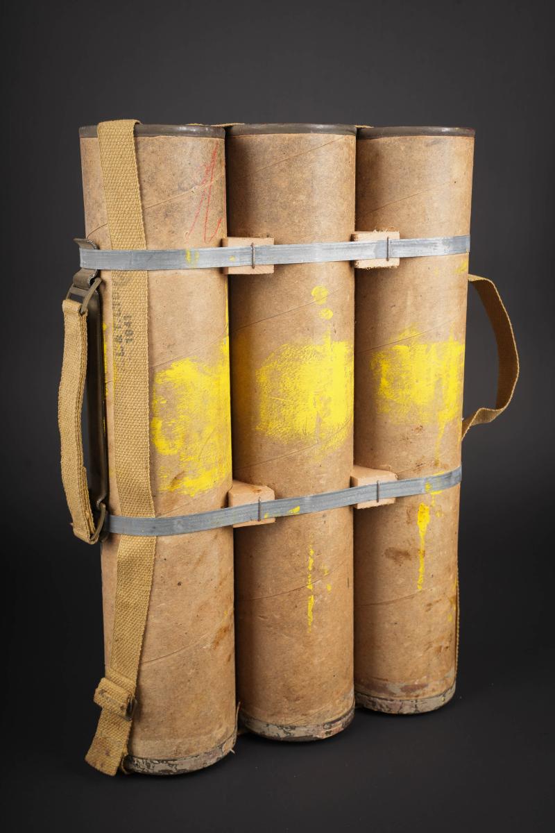 Container pour obus canadien. Canadian shell container.
