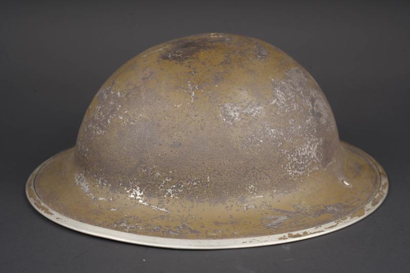 Casque canadien. Canadian helmet.