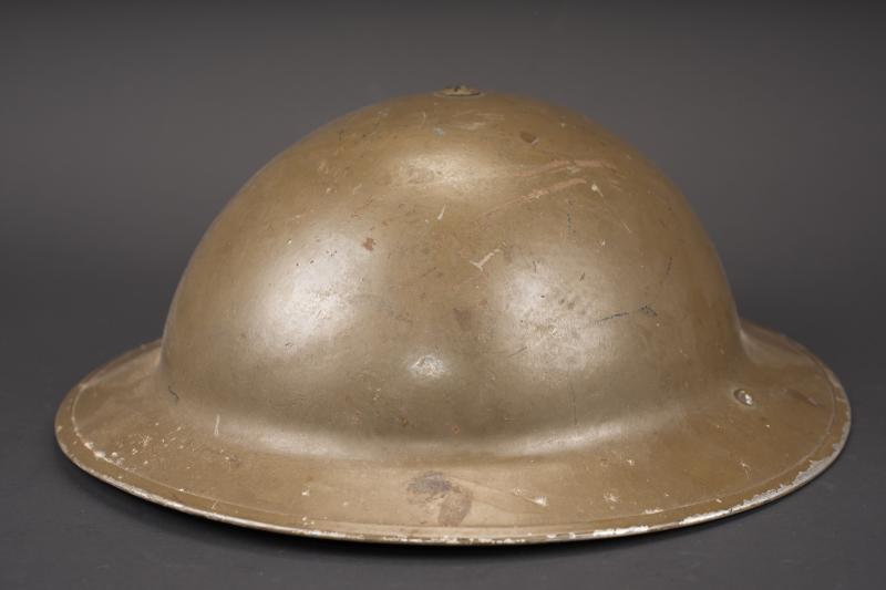 Casque canadien. Canadian helmet.