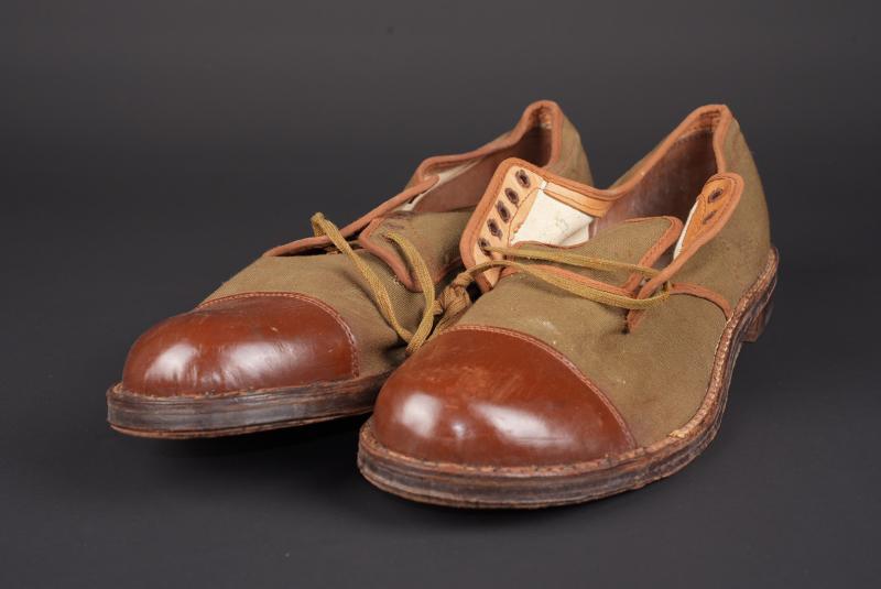 Chaussure tropicale canadienne.  Canadian tropical shoes.