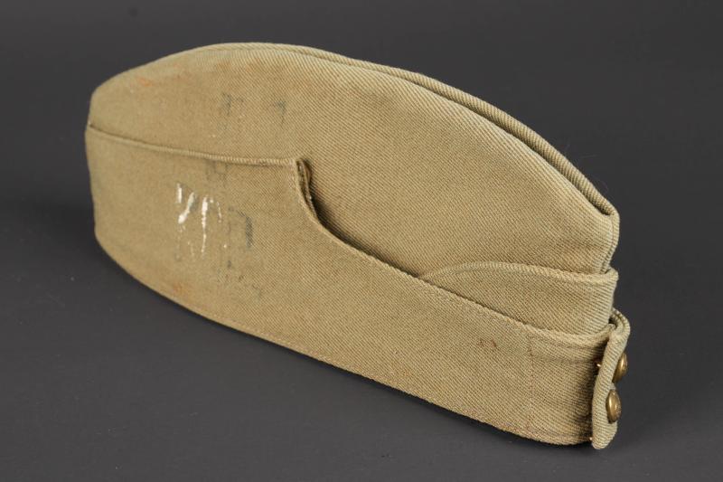 Calot canadien. Canadian garrison cap.