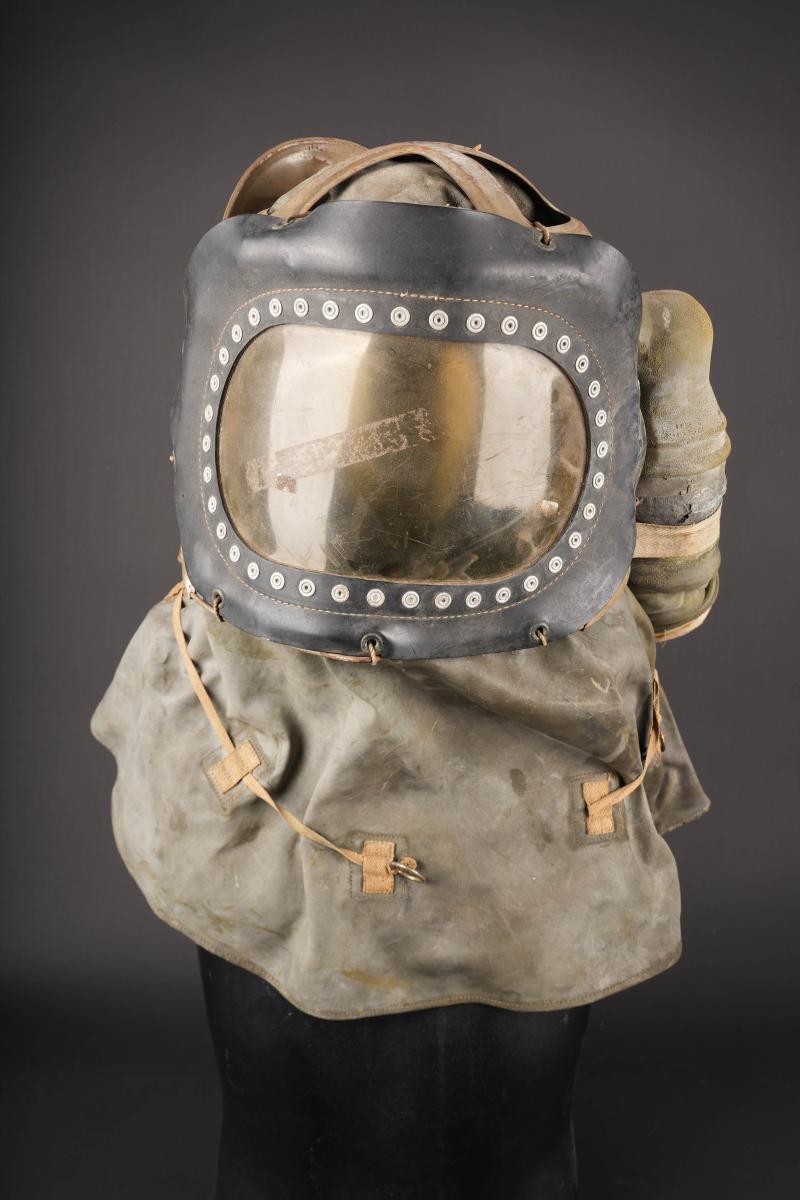 Masque anti-gaz pour bébé. Infant gas mask.