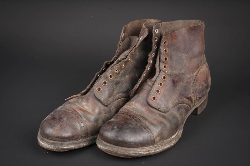 Brodequins type II US. US Army type II service shoes.