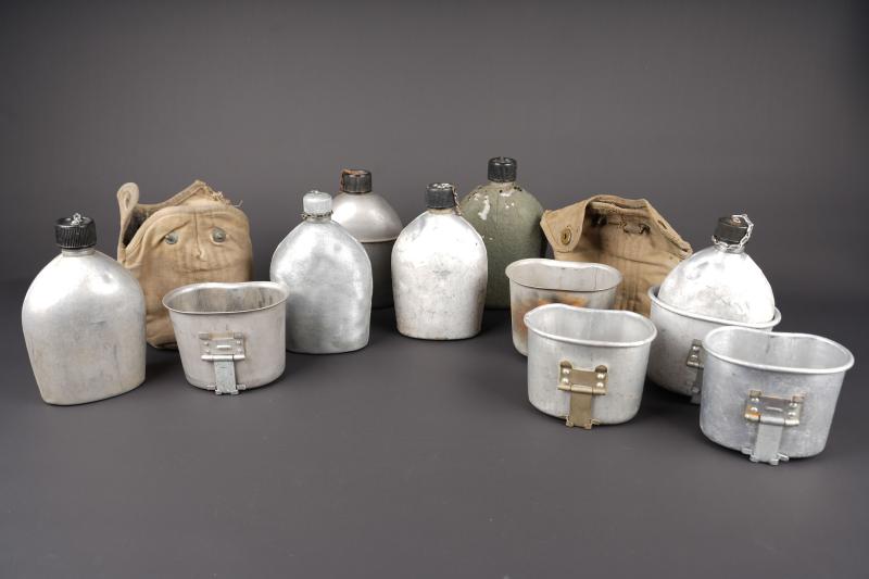 Gourdes US. US Army canteens.