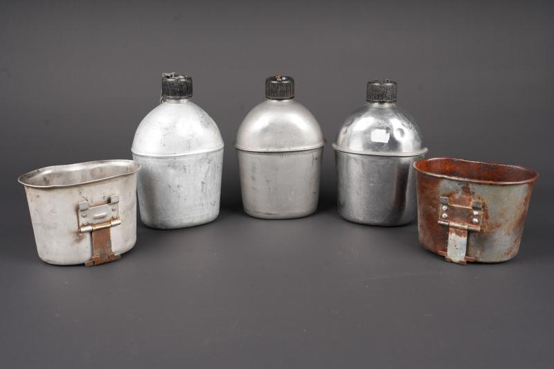 Gourdes US. US Army canteens.