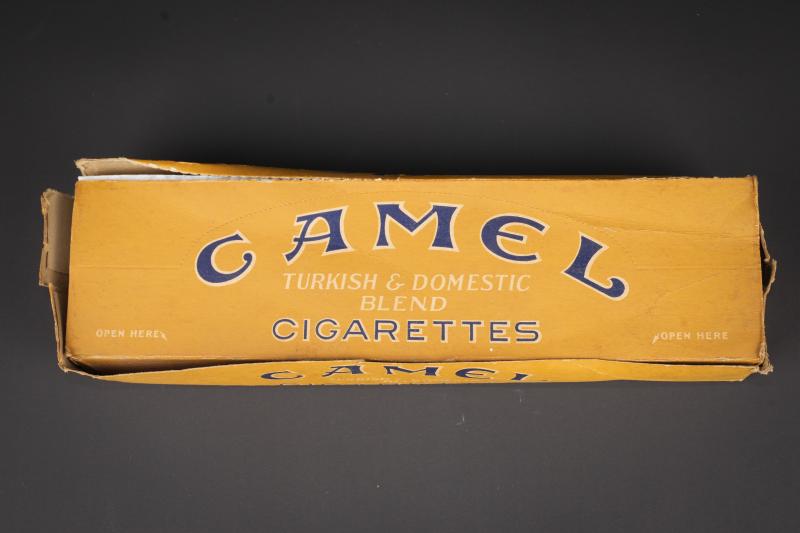 Emballage de paquets de cigarette Camel. Camel cigarette pack wrappers.