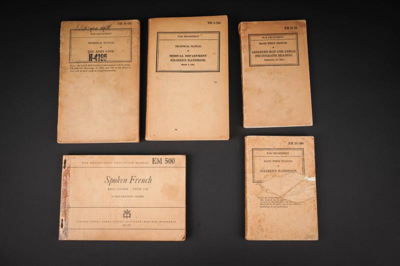 Ensemble de manuels technique US. Set of US Army technical manuals.