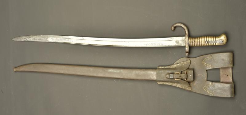 Sabre baïonnette Chassepot modèle 1866 avec porte fourreau. Chassepot Model 1866 sword bayonet with frog