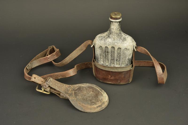 Bidon d'essai et porte sabre de cavalerie française. Experimental canteen and French cavalry sword hanger