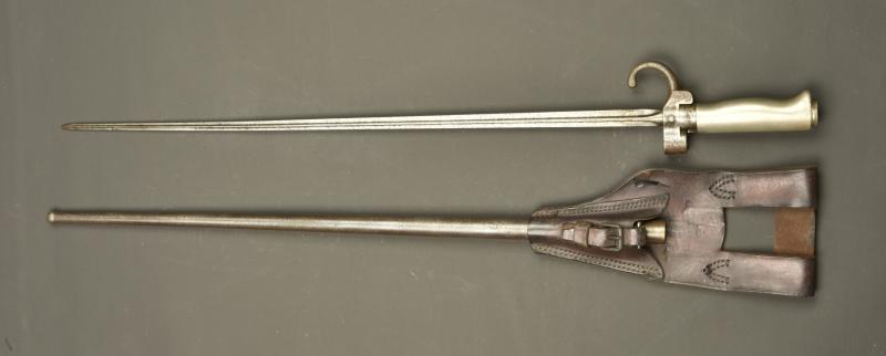 Epée baïonnette Lebel 1886 avec porte fourreau. Lebel Model 1886 sword bayonet with frog