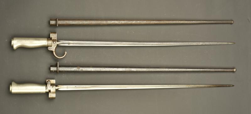 Lot de 2 épée baïonnette Lebel 1886 poignées maillechort. Lot of two Lebel Model 1886 sword bayonets with nickel silver grips