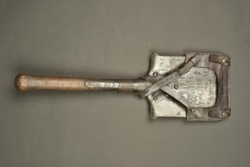Pelle droite française avec son étui en cuir riveté. French straight entrenching shovel with riveted leather carrier