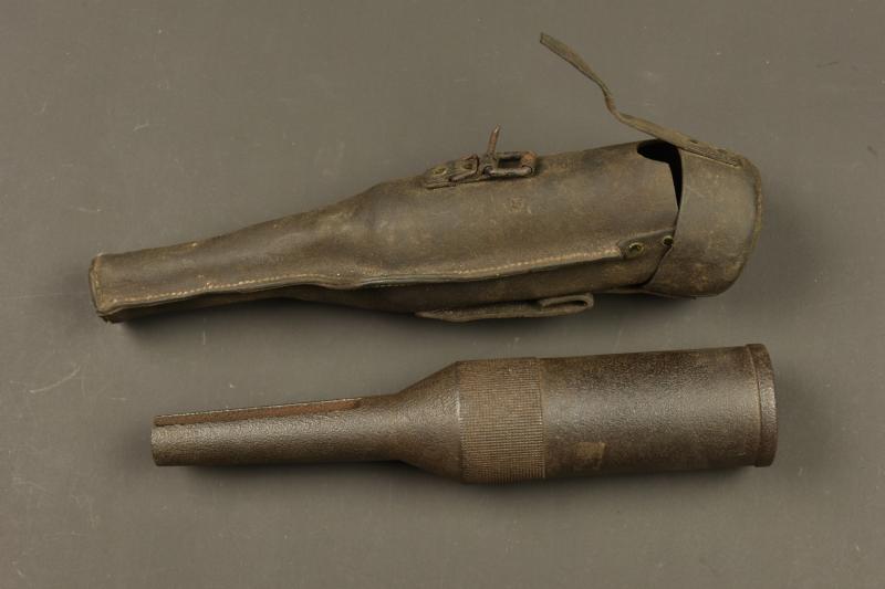 Tromblon VB avec son étui en cuir retourné. VB rifle grenade launcher with reversed leather carrier