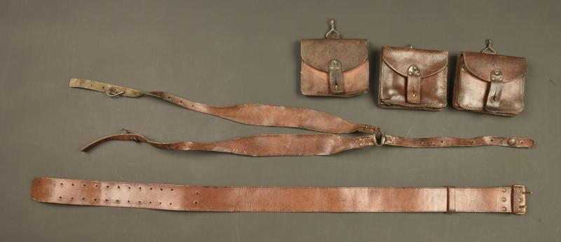 Ensemble brelage français en cuir riveté. French riveted leather webbing equipment set