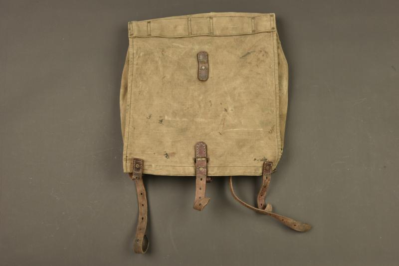 Havresac français ersatz en toile d'un soldat du 65e RI. French ersatz canvas backpack belonging to a soldier of the 65th Infantry Regiment