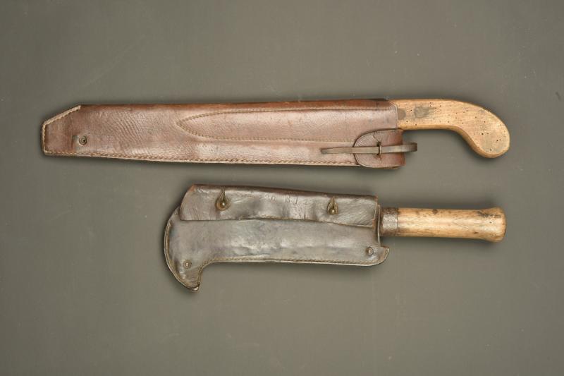 Scie et serpe françaises. French saw and billhook