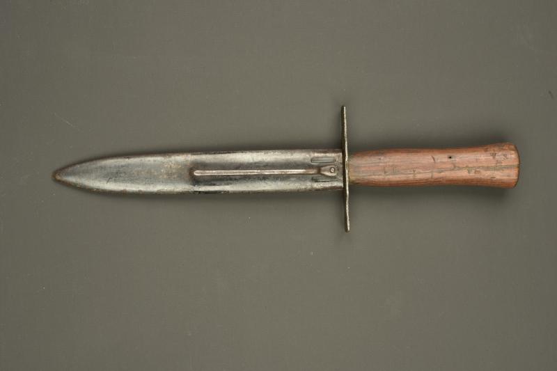 Poignard français Vengeur fabricant Astier Prodon. French Vengeur fighting knife manufactured by Astier Prodon