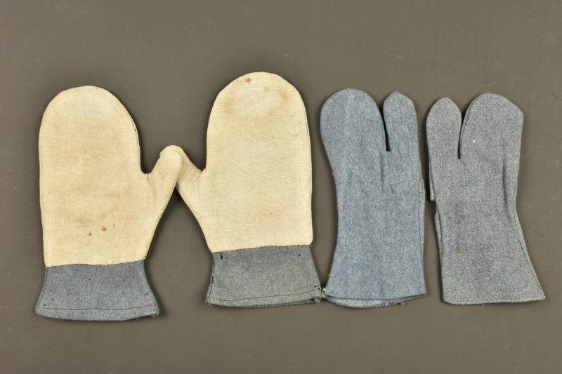 Deux paires de moufles françaises bleu horizon. Two pairs of French horizon blue mittens