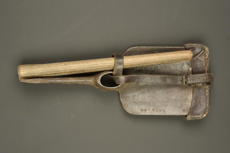 Pelle pioche Seurre Modèle 1909. Model 1909 Seurre pickaxe shovel