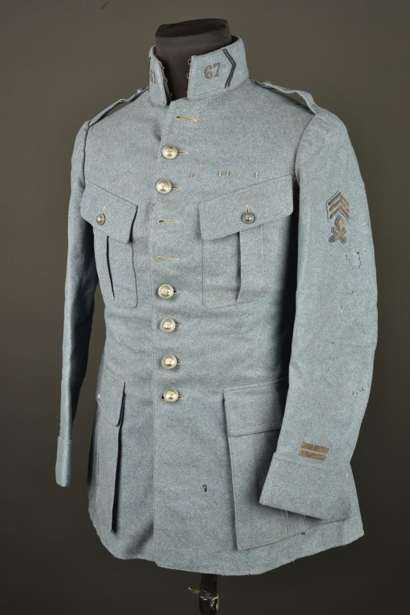 Tunique bleu horizon d'un lieutenant mitrailleur du 67e RI. Horizon blue tunic of a machine gun lieutenant of the 67th Infantry Regiment