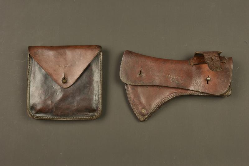 Outillage français étui de hache et scie pliante. French tool equipment set with axe carrier and folding saw